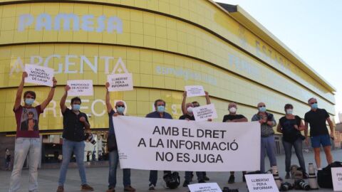 Periodistas gr&aacute;ficos protestan a las puertas de la Ciudad Deportiva
