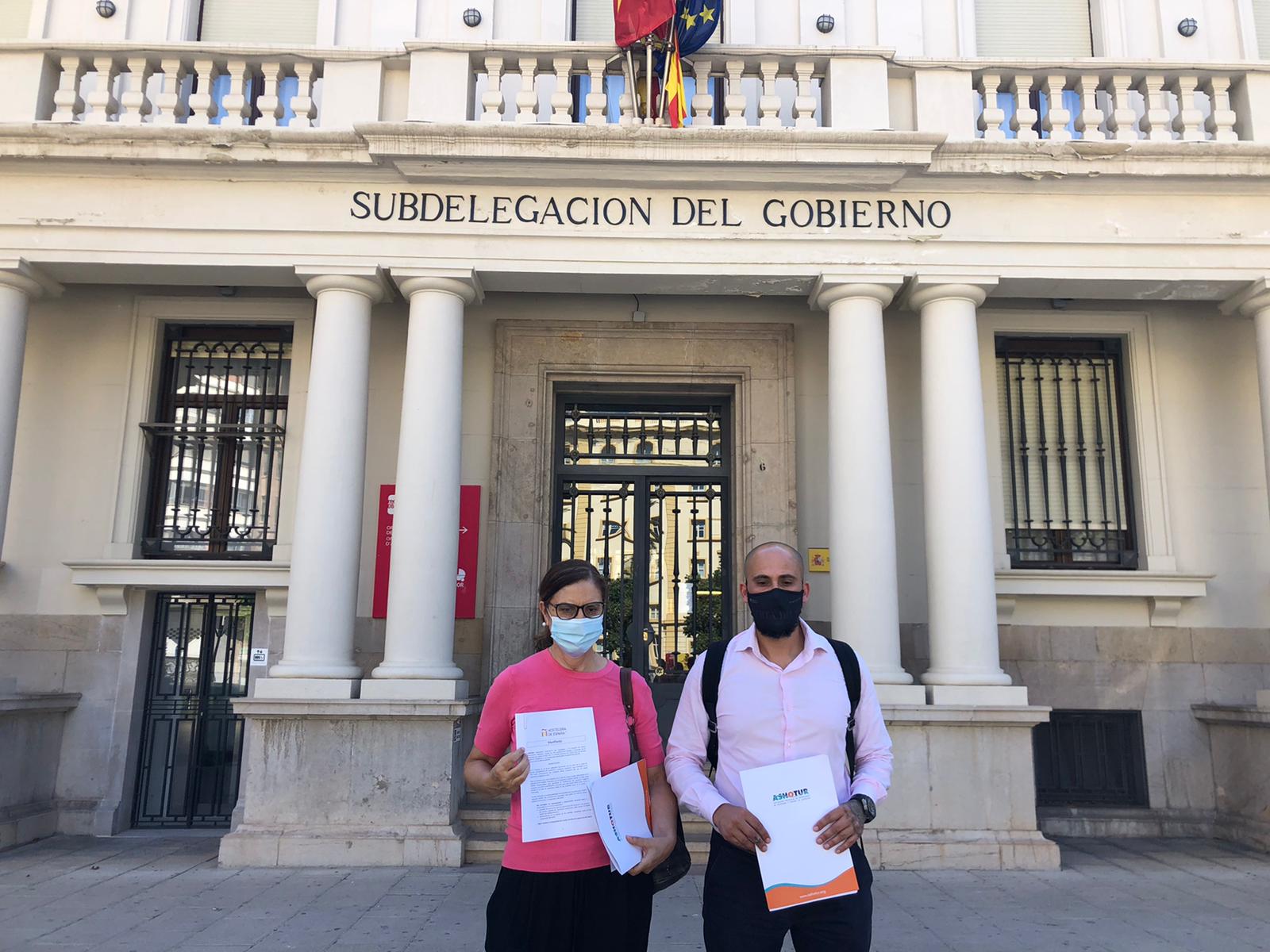 Los hosteleros muestran su hartazgo al Gobierno y le entregan un manifiesto reivindicativo Los hosteleros muestran su hartazgo al Gobierno y le entregan un manifiesto reivindicativo