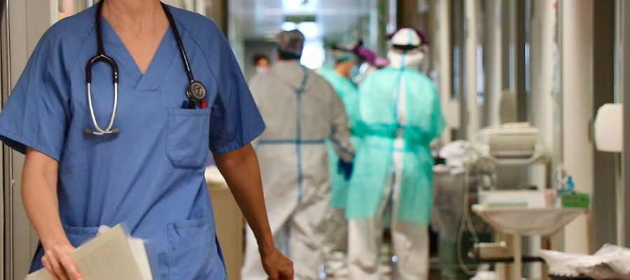 Profesionales sanitarios en el hospital. Profesionales sanitarios en el hospital.