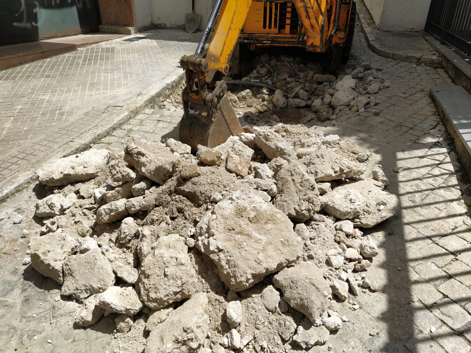 La Junta ya inspecciona las obras de Corredera y reitera que "no hay autorización para retirar el adoquinado" La Junta ya inspecciona las obras de Corredera y reitera que "no hay autorización para retirar el adoquinado"