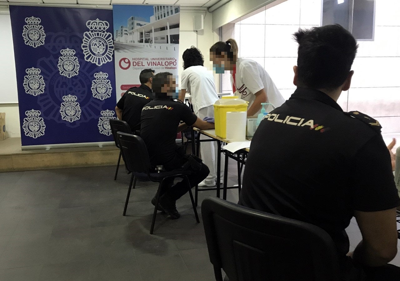 El Hospital del Vinalopó de Elche realiza los test de coronavirus a la Policía Nacional de Elda, Orihuela y Alicante El Hospital del Vinalopó de Elche realiza los test de coronavirus a la Policía Nacional de Elda, Orihuela y Alicante