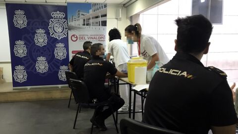 Test coronavirus a agentes de la Polic&iacute;a Nacional.