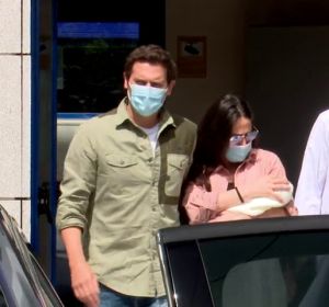 Malú y Albert Rivera salen del hospital con su hija: "No podía ser otro nombre que Lucía" Malú y Albert Rivera salen del hospital con su hija: "No podía ser otro nombre que Lucía"