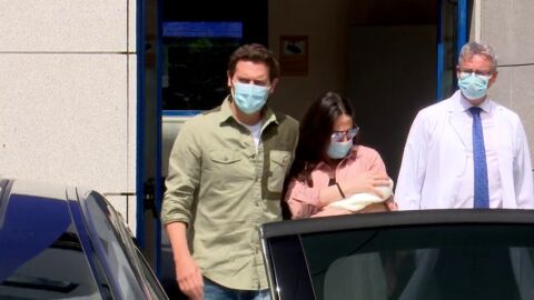 Mal&uacute; y Albert Rivera salen del hospital con su hija: "No pod&iacute;a ser otro nombre que Luc&iacute;a"