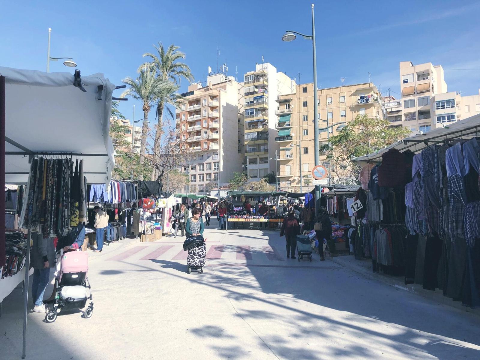 El mercadillo de los viernes vuelve a ubicarse en la rambla con exenciónes fiscales para sus vendedores El mercadillo de los viernes vuelve a ubicarse en la rambla con exenciónes fiscales para sus vendedores