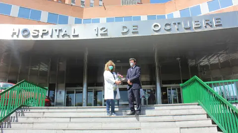 El Embajador de Ecuador con María Andión Goñi, Directora de Enfermería del Hospital Doce de Octubre El Embajador de Ecuador con María Andión Goñi, Directora de Enfermería del Hospital Doce de Octubre