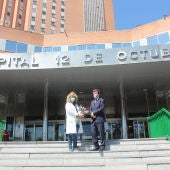 El Embajador de Ecuador con María Andión Goñi, Directora de Enfermería del Hospital Doce de Octubre