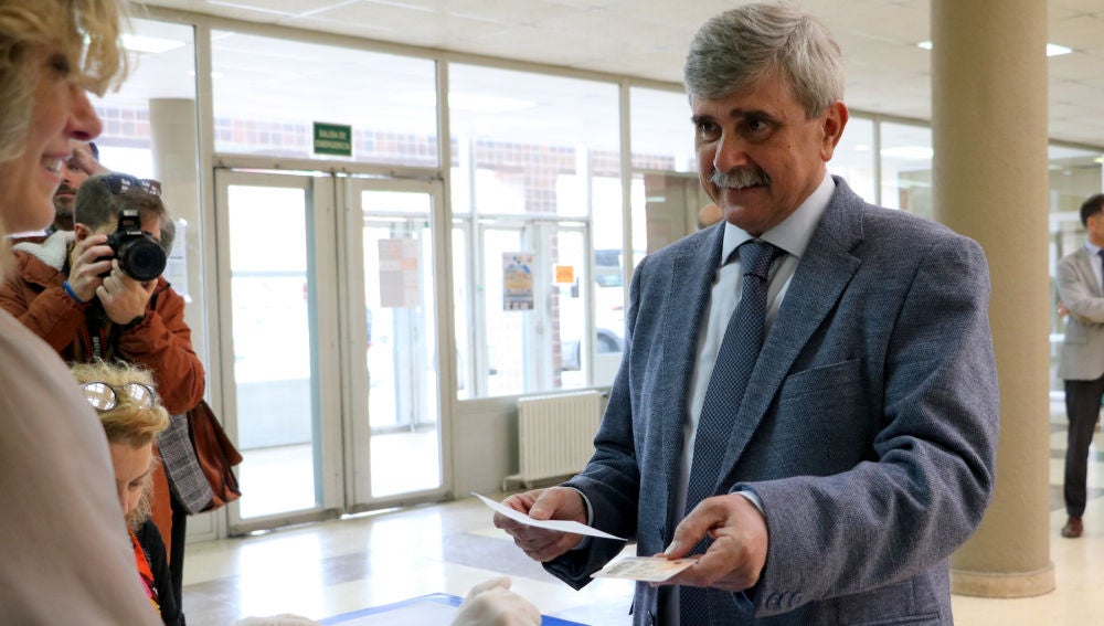 García Marín emitiendo el voto en las elecciones de 2020