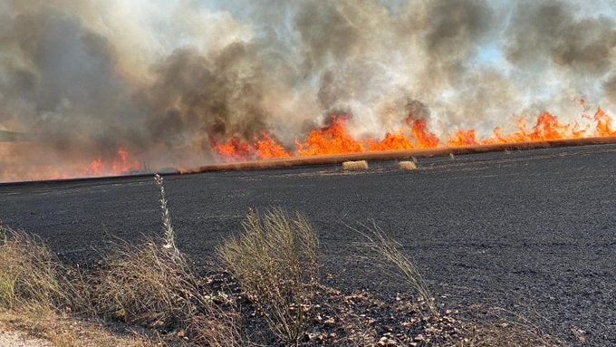 Un incendio quema pasto y maquinaria cerca de Ciudad Real Un incendio quema pasto y maquinaria cerca de Ciudad Real
