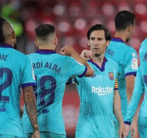Leo Messi celebra uno de los tantos con Jordi Alba y Arturo Vidal Leo Messi celebra uno de los tantos con Jordi Alba y Arturo Vidal