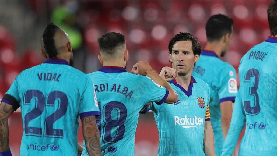 Leo Messi celebra uno de los tantos con Jordi Alba y Arturo Vidal