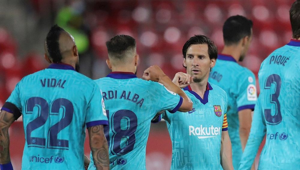 Leo Messi celebra uno de los tantos con Jordi Alba y Arturo Vidal
