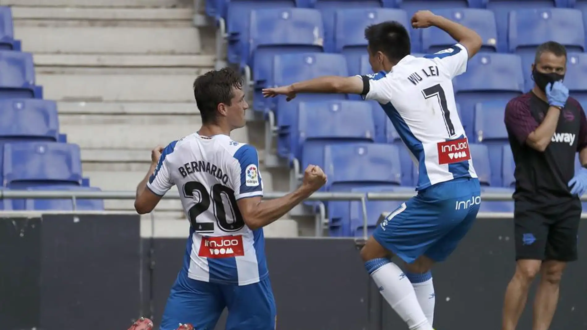 Bernardo Espinosa celebra junto a su compañero chino Wu Lei el primer gol de su equipo ante el Alavés