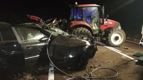 El veh&iacute;culo ha chocado con un tractor