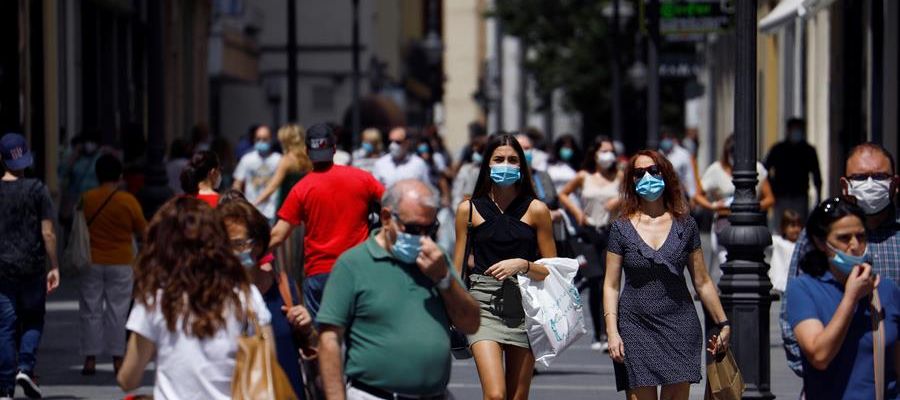 Gente protegida con mascarilla pasea por las calles del centro de Córdoba Gente protegida con mascarilla pasea por las calles del centro de Córdoba