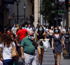 Gente protegida con mascarilla pasea por las calles del centro de Córdoba Gente protegida con mascarilla pasea por las calles del centro de Córdoba