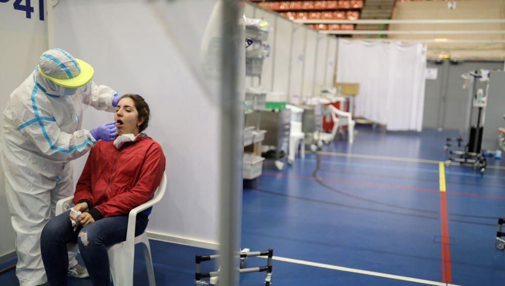 Una mujer se somete a un test de detección del coronavirus en Barcelona