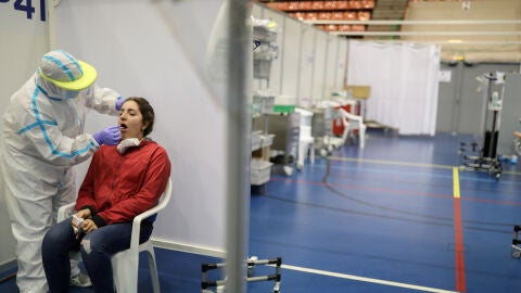 Una mujer se somete a un test de detecci&oacute;n del coronavirus en Barcelona