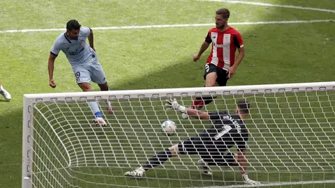 Diego Costa dispara ante el portero del Athletic, Unai Simón Diego Costa dispara ante el portero del Athletic, Unai Simón