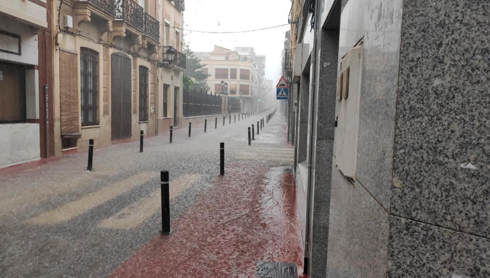 Acumulación de agua de llluvia en una calle de Novelda.