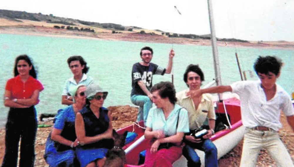 Virginia Pérez Buendía (detrás de una mujer con vestido azul) junto a unos familiares en el pantano de Alarcón en 1981 Virginia Pérez Buendía (detrás de una mujer con vestido azul) junto a unos familiares en el pantano de Alarcón en 1981