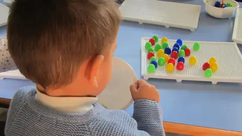 Un niño jugando en una escoleta municipal Un niño jugando en una escoleta municipal