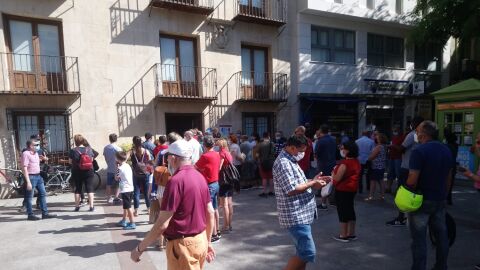 Colas en la OMAC de la Plaza de Baix de Elche en el inicio del plazo de solicitud de ayudas del IBI.
