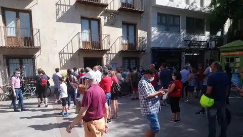 Colas en la OMAC de la Plaza de Baix de Elche en el inicio del plazo de solicitud de ayudas del IBI. Colas en la OMAC de la Plaza de Baix de Elche en el inicio del plazo de solicitud de ayudas del IBI.