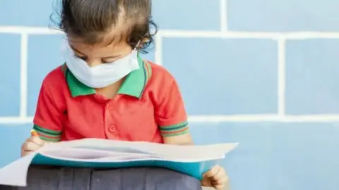 El Ministerio de Educación insiste en la necesidad de mantener una distancia de metro y medio El Ministerio de Educación insiste en la necesidad de mantener una distancia de metro y medio