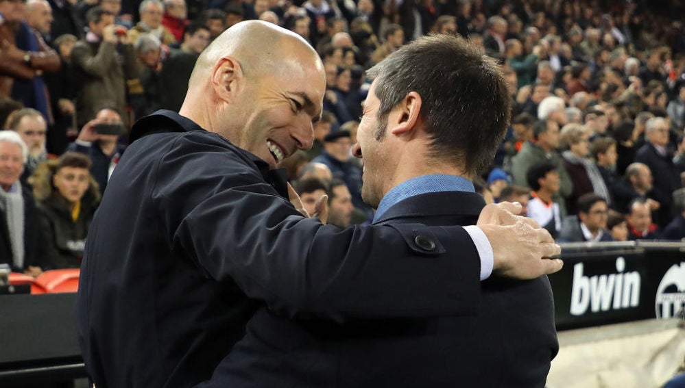 Zinedine Zidane y Albert Celades, se saludan en Mestalla.