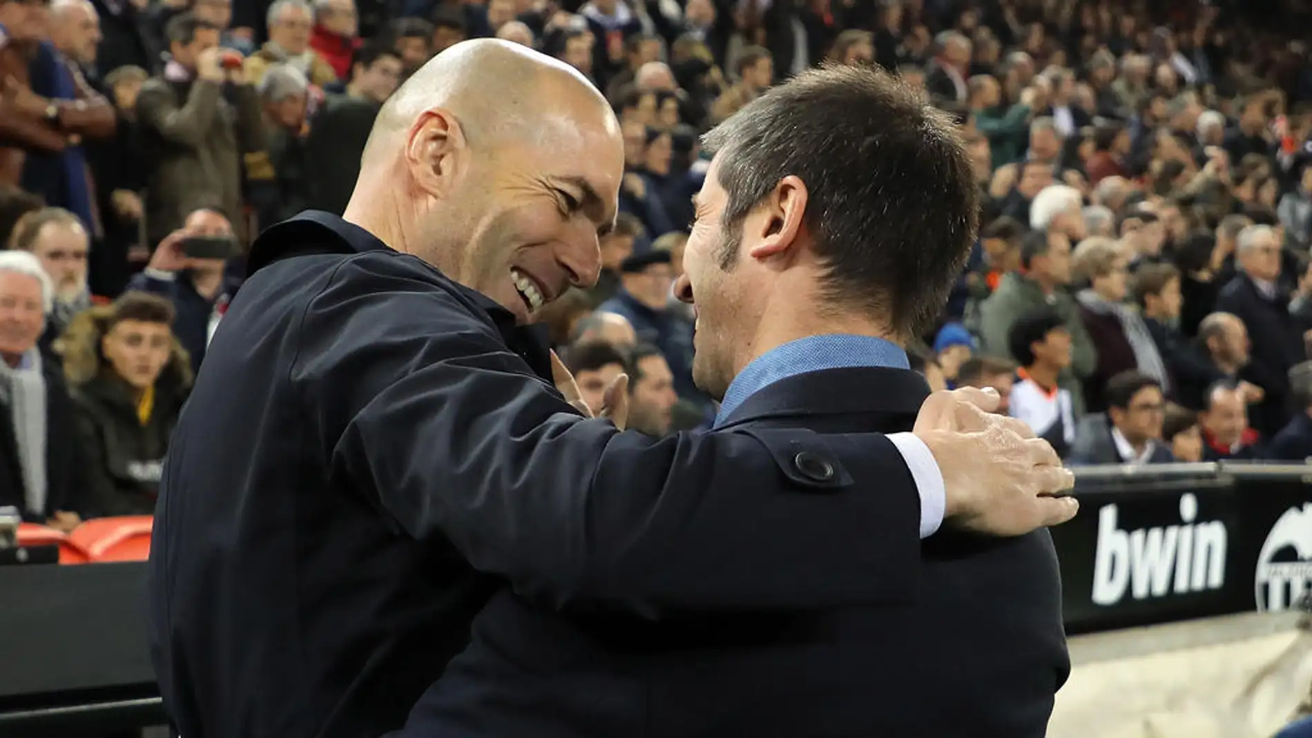 Zinedine Zidane y Albert Celades, se saludan en Mestalla.