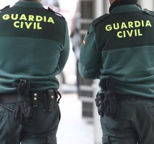 Dos agentes de la Guardia Civil Dos agentes de la Guardia Civil