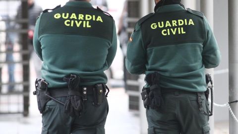 Dos agentes de la Guardia Civil