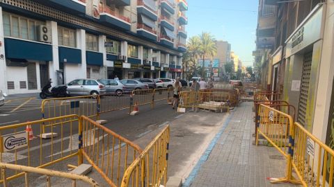 Obras de renovaci&oacute;n integral de la calle Andreu Castillejos de Elche.
