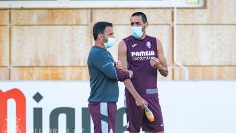 Bruno junto al t&eacute;cnico, Javier Calleja.
