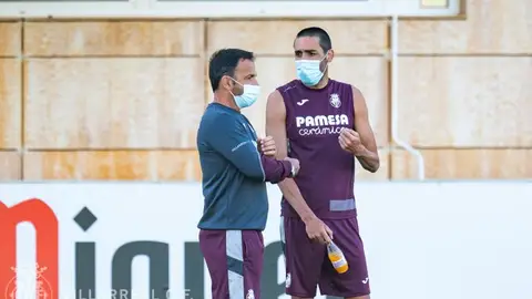 Bruno junto al técnico, Javier Calleja. Bruno junto al técnico, Javier Calleja.