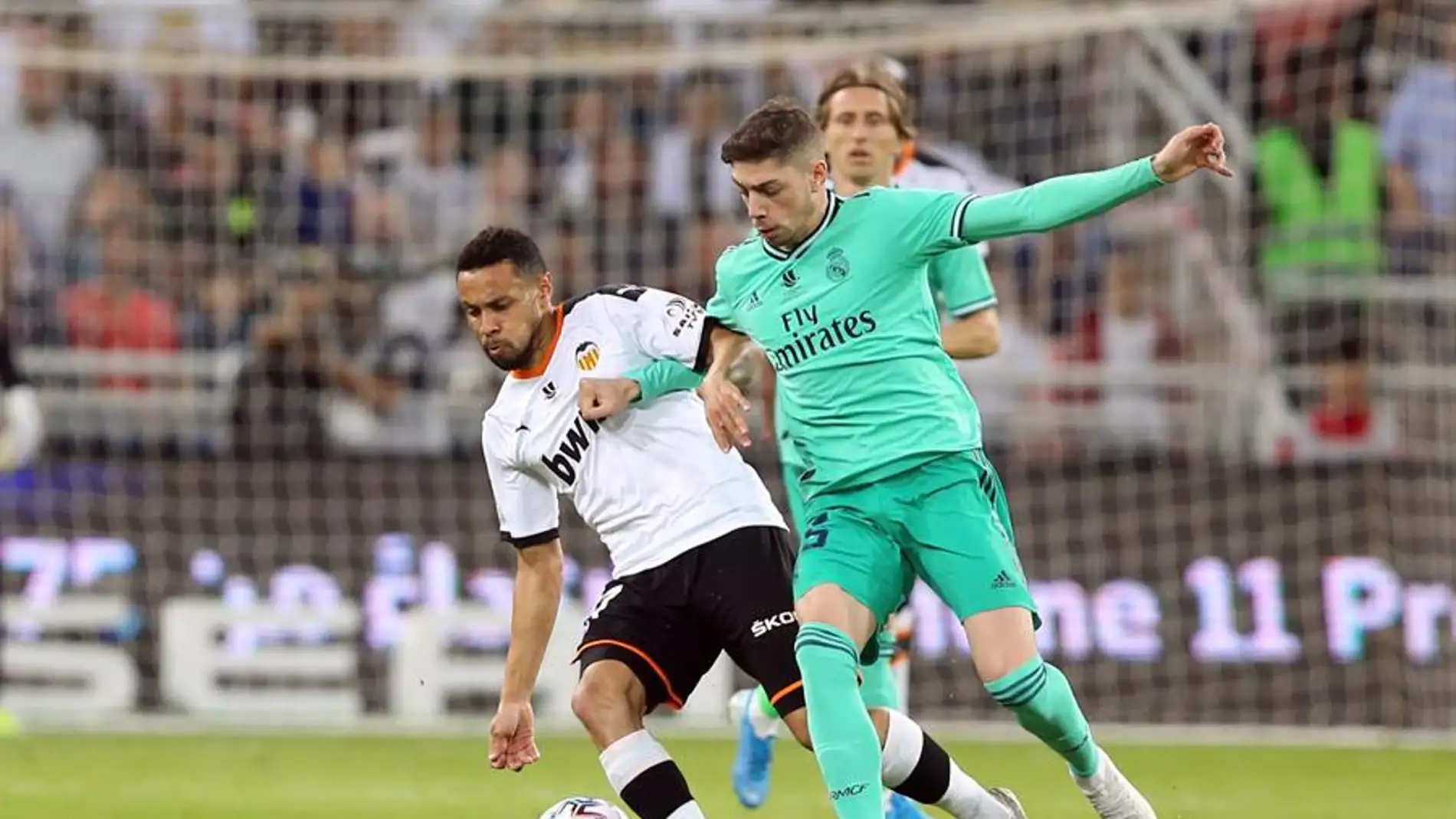 Valverde disputa un balón junto a un jugador del Valencia