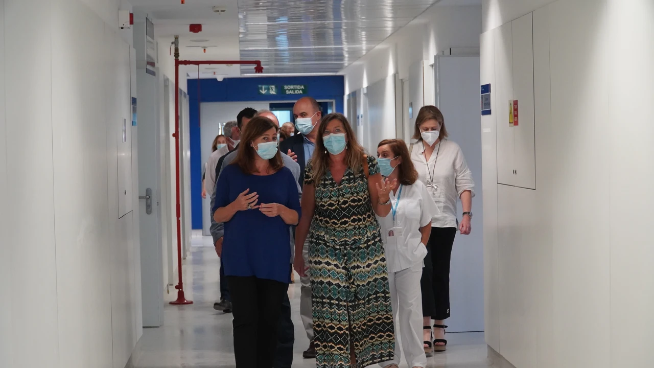 La Presidenta del Govern, Francina Armengol, y la Consellera de Salud, Patricia Gómez, en una visita al Hospital Can Misses de Ibiza.