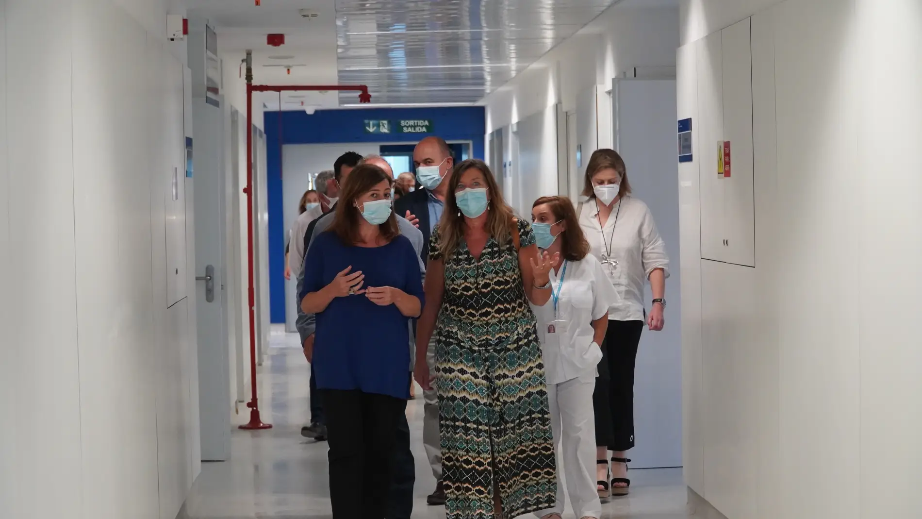 La Presidenta del Govern, Francina Armengol, y la Consellera de Salud, Patricia Gómez, en una visita al Hospital Can Misses de Ibiza. 