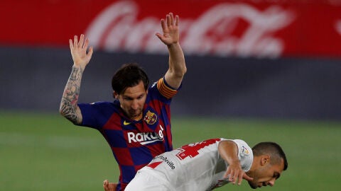 Leo Messi disputa un bal&oacute;n ante Joan Jord&aacute;n