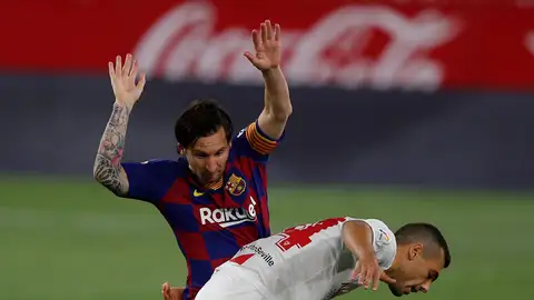 Leo Messi disputa un balón ante Joan Jordán Leo Messi disputa un balón ante Joan Jordán