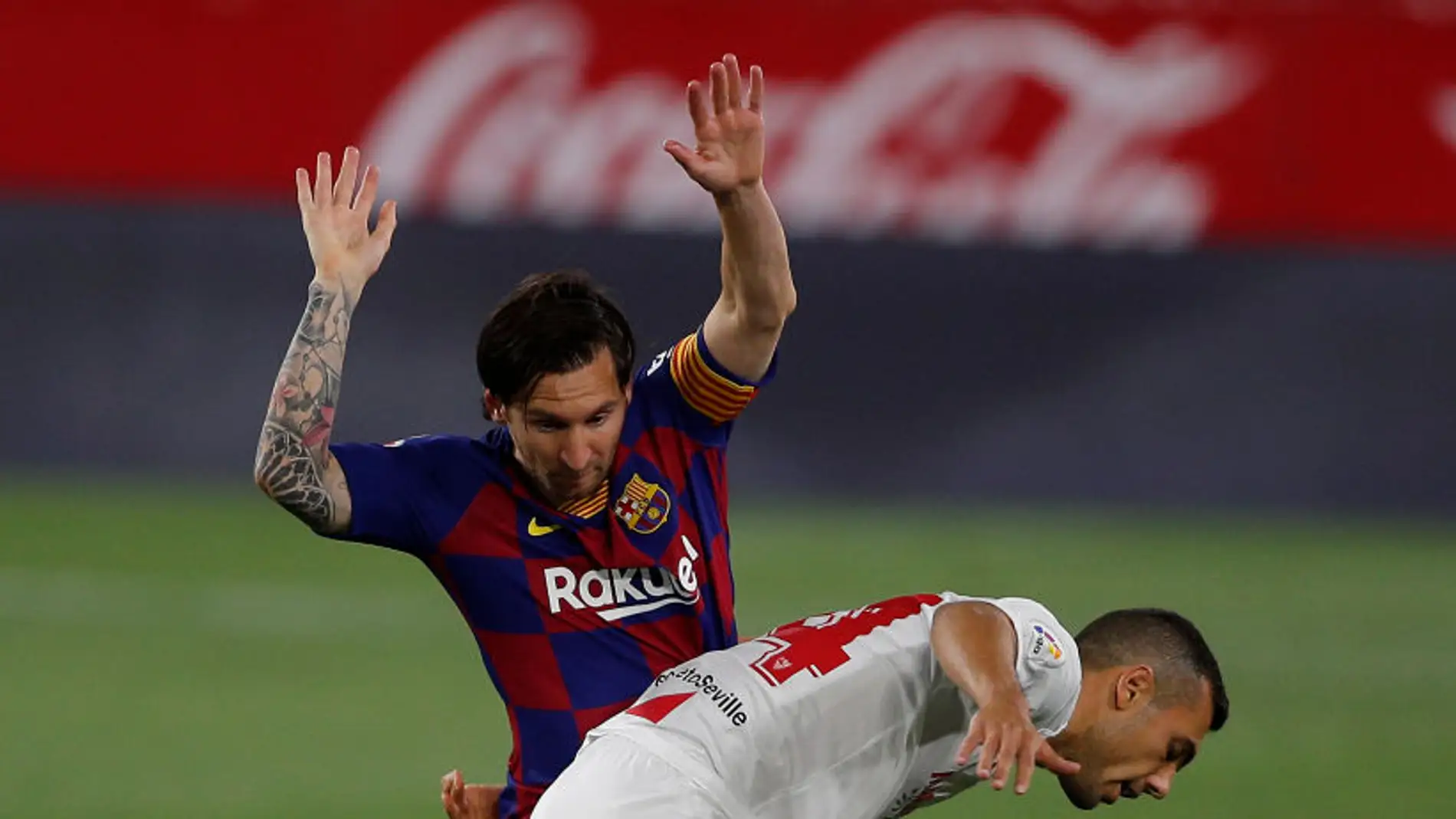 Leo Messi disputa un balón ante Joan Jordán