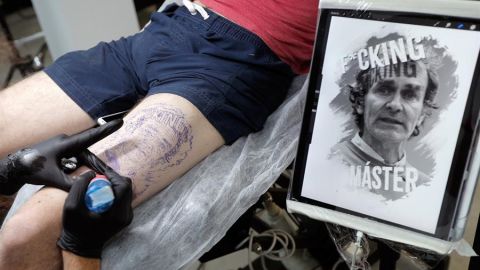 Un estudio valenciano realiza el primer tatuaje de Fernando Sim&oacute;n