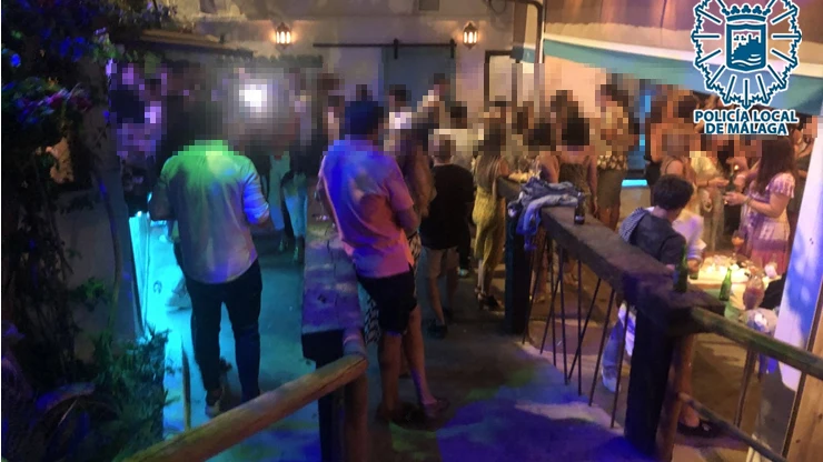 Fotograma del aspecto del chiringuito antes de ser intervenido Por la Policía Local