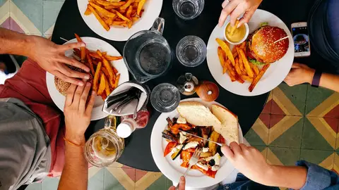 Imagen de archivo de una mesa con comida Imagen de archivo de una mesa con comida