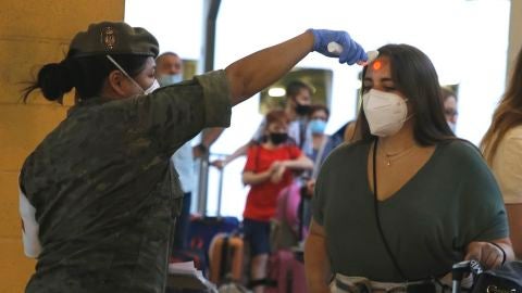 Una enfermera del Ej&eacute;rcito toma la temperatura a los pasajeros del barco procedente de M&aacute;laga