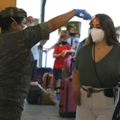 Una enfermera del Ejército toma la temperatura a los pasajeros del barco procedente de Málaga Una enfermera del Ejército toma la temperatura a los pasajeros del barco procedente de Málaga