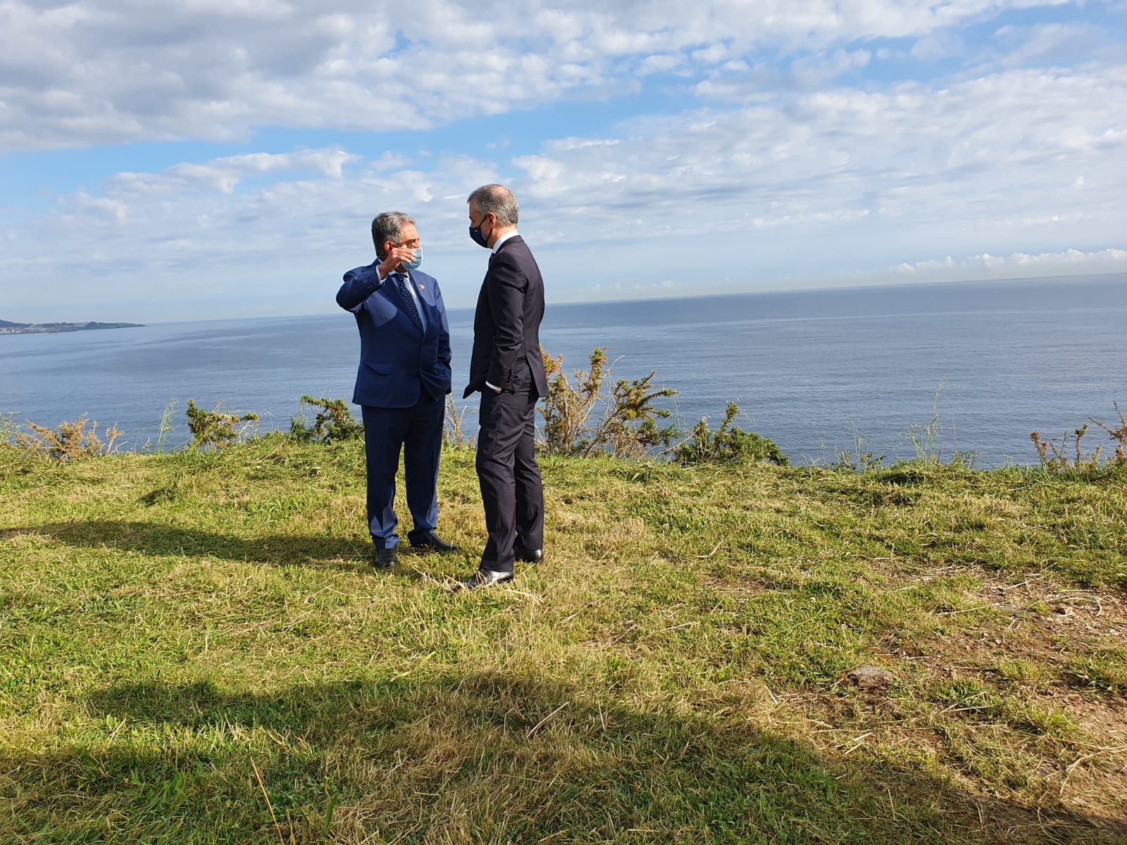 Revilla y Urkullu se encuentran en Kobarón para poner fin al estado de alarma entre Cantabria y Euskadi Revilla y Urkullu se encuentran en Kobarón para poner fin al estado de alarma entre Cantabria y Euskadi