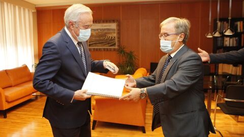 El Justicia entrega el informe de 2019 al presidente de las Cortes