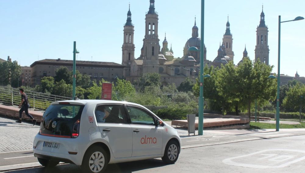 Uno de los coches eléctricos de Alma Mobility en su primer trayecto por Zaragoza